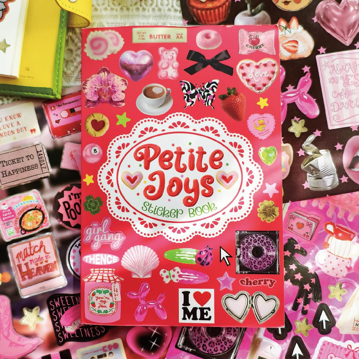 PRSTINCOL Sweetheart Vintage Style Sticker Book, 30 Pages of Aesthetic Stickers for Journaling Adults, Cute Retro Floral and Love Ephemera, 8.3 by 5.5 Inches, Over 550 Pieces