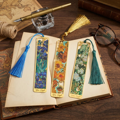 A Vintage Floral Painting Metal Bookmark, Featuring a Hollow Design And Golden Plating with a Tassel, Suitable As a Stationery Gift for Book Lovers, Reading Club Members, Birthdays, Holidays, Writers, Book Enthusiasts, Friends, Teachers